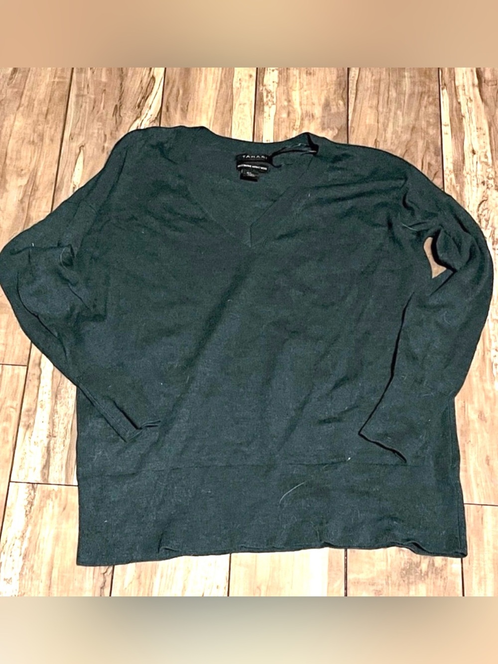 Tahari Green V-Neck Long Sleeve Sweater in Size Medium